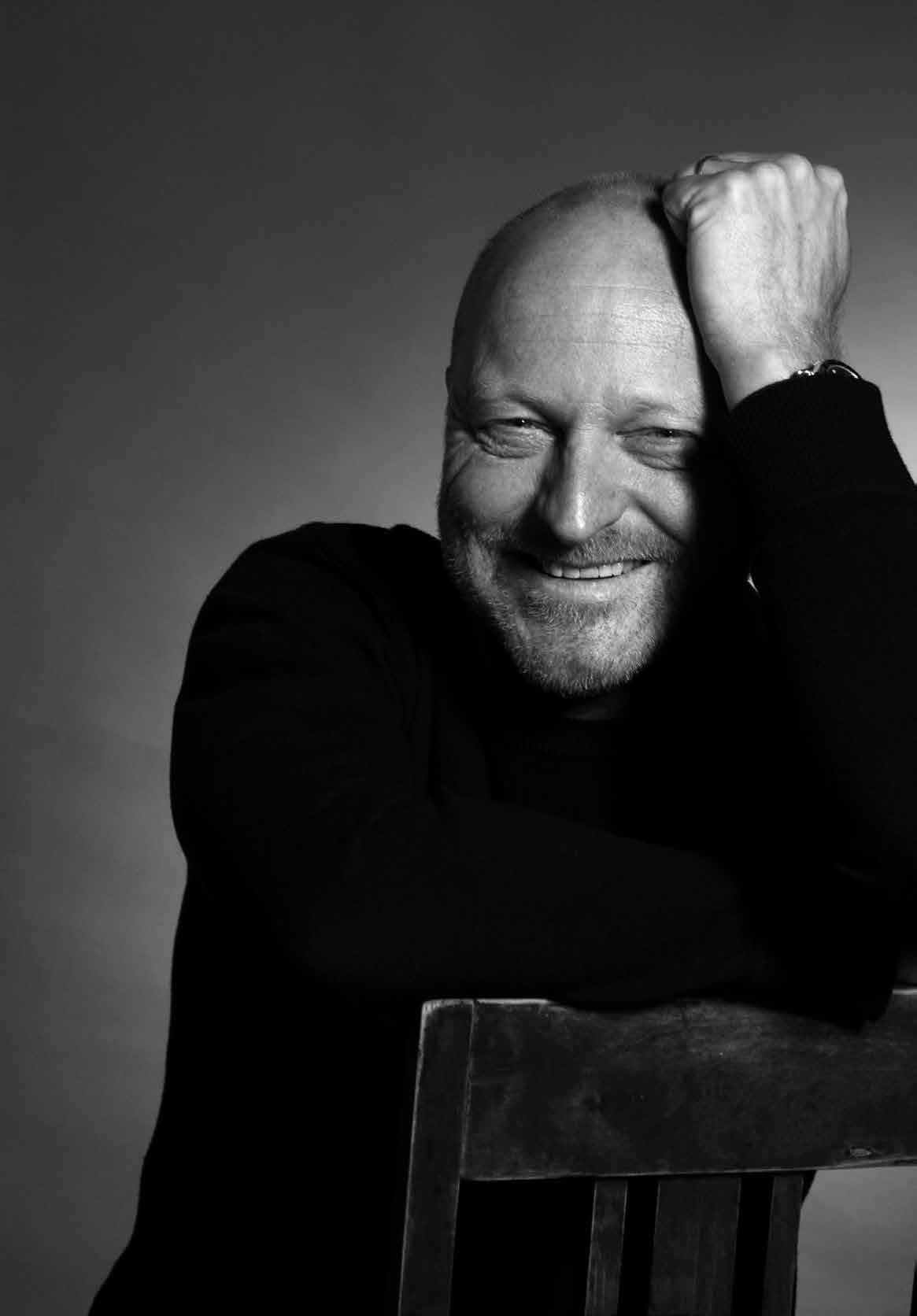 Lapsi joulupuun äärellä